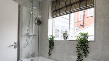 Habitación doble clásica, 1 cama King size | Baño | Tina con regadera, amenidades de baño gratuitas, secadora de cabello