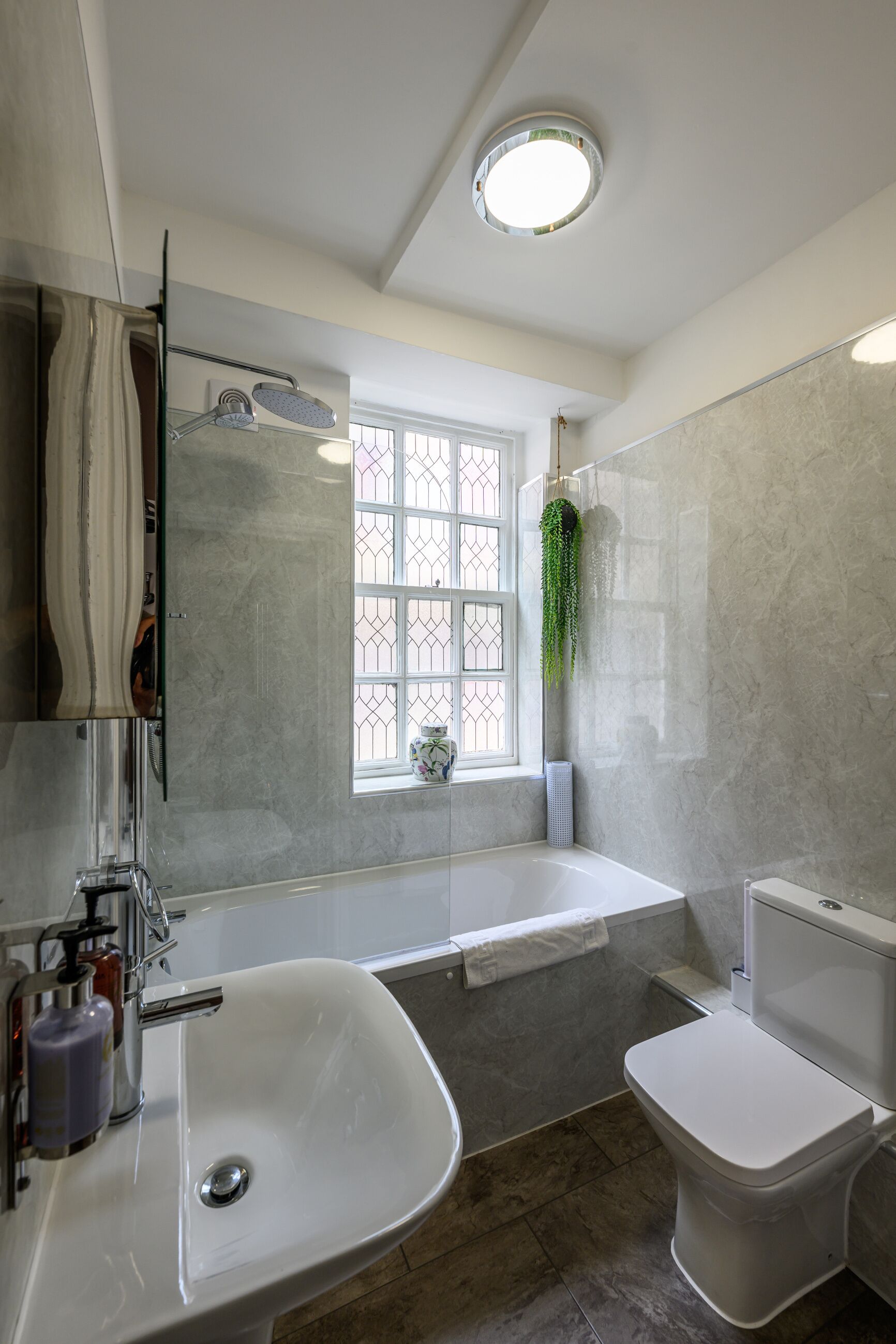 Habitación doble clásica, 1 cama King size | Baño | Tina con regadera, amenidades de baño gratuitas, secadora de cabello 