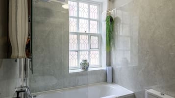Habitación doble clásica, 1 cama King size | Baño | Tina con regadera, amenidades de baño gratuitas, secadora de cabello