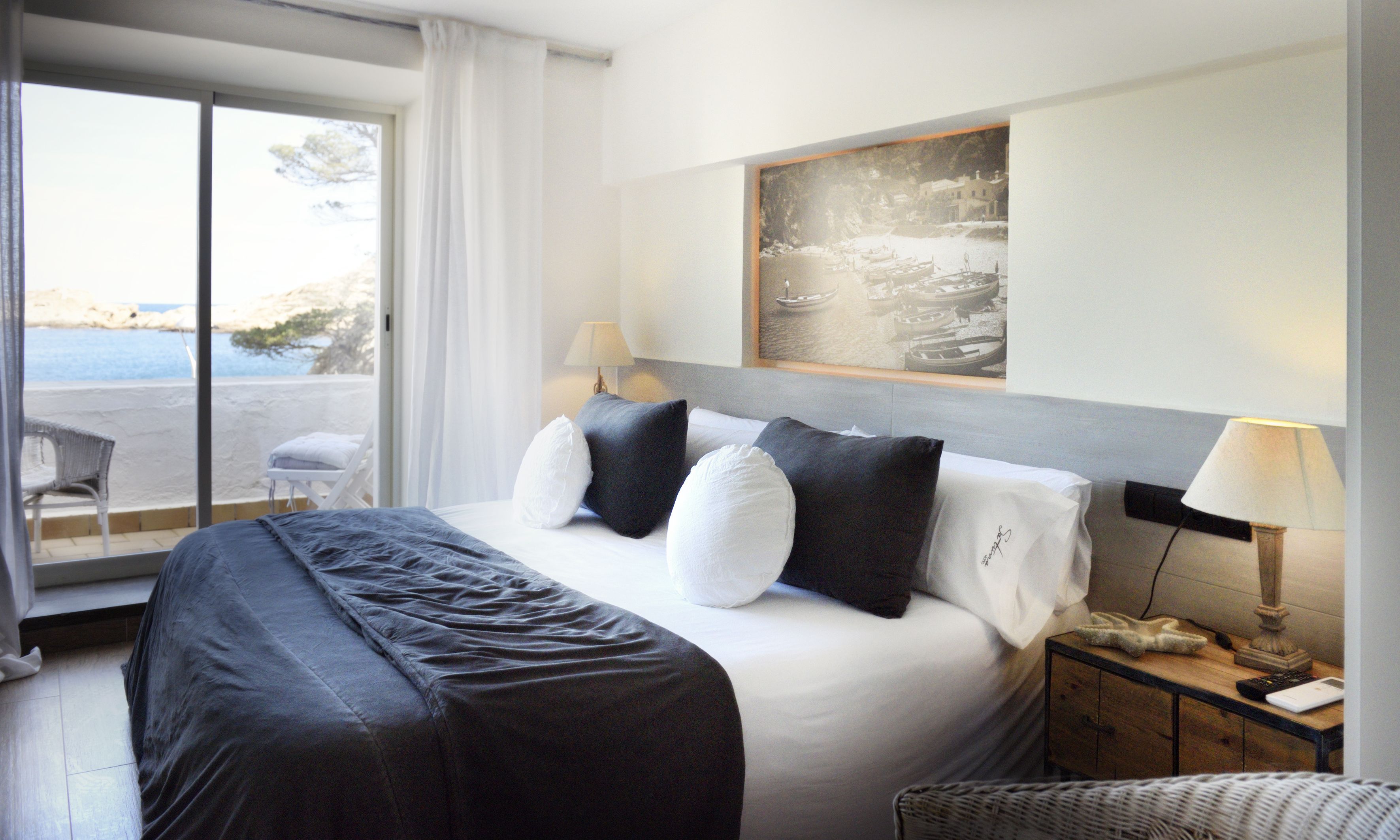 deluxe double or twin room, sea view | in-room safe, free wifi, bed sheets