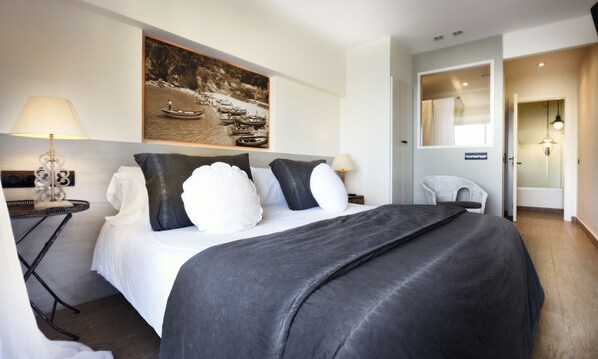 Deluxe Double or Twin Room, Sea View | Peti besi dalam bilik, Wi-fi percuma, cadar katil 