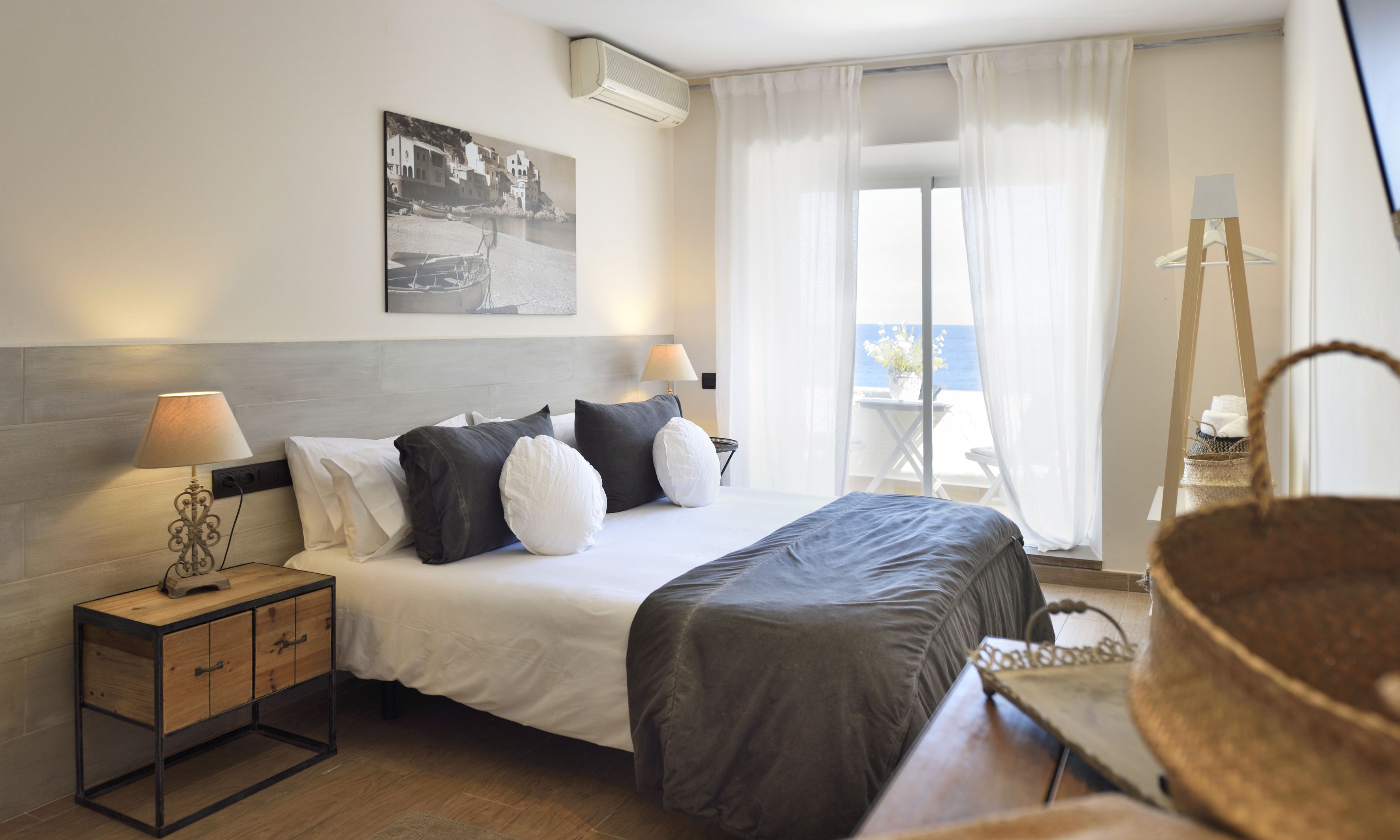 deluxe double or twin room, sea view | in-room safe, free wifi, bed sheets