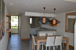 Apartment, 3 Schlafzimmer | Wohnbereich | Flachbildfernseher