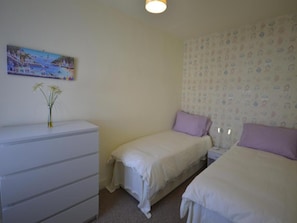 1 bedroom, premium bedding, desk, soundproofing - Victorian Rose Cottage (Deal)