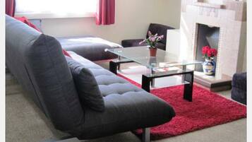 Cottage, 2 phòng ngủ, quang cảnh vườn | Khu phòng khách | TV màn hình phẳng