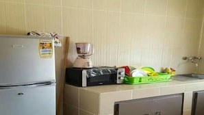 A compact kitchen with a refrigerator, a blender, a toaster, and a sink. - Les Residences Rima 9 (Abidjan)