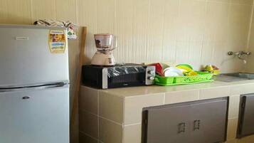 Estúdio clássico, 1 quarto | Cozinha privada | Geladeira, micro-ondas, fogão, cooktop