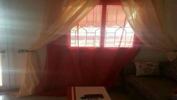 Estúdio clássico, 1 quarto | 1 quarto, escrivaninha, ferros/tábuas de passar roupa, Wi-Fi de cortesia