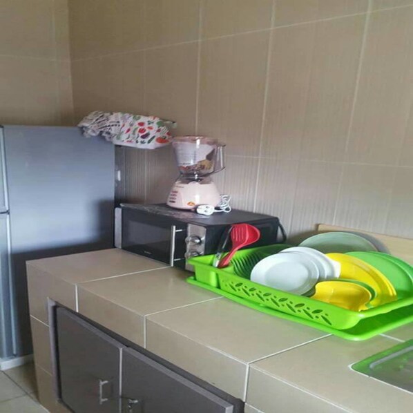 Estúdio clássico, 1 quarto | Cozinha privada | Geladeira, micro-ondas, fogão, cooktop