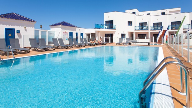 2 piscinas al aire libre, sombrillas, sillones reclinables de piscina