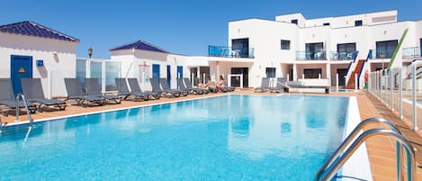 2 piscines extérieures, parasols de plage, chaises longues
