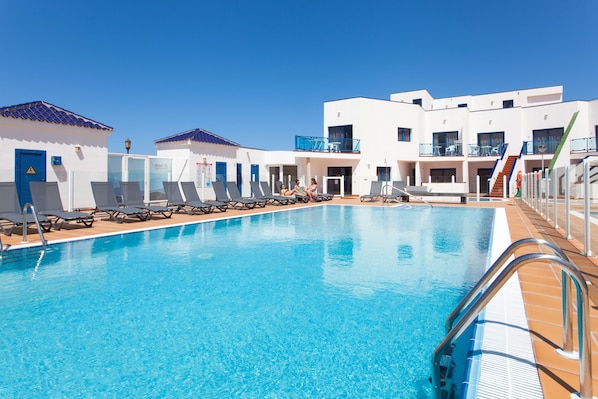 2 utendørsbassenger, bassengparasoller og solsenger