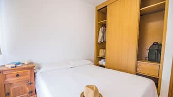 1 bedroom, desk, free WiFi, bed sheets