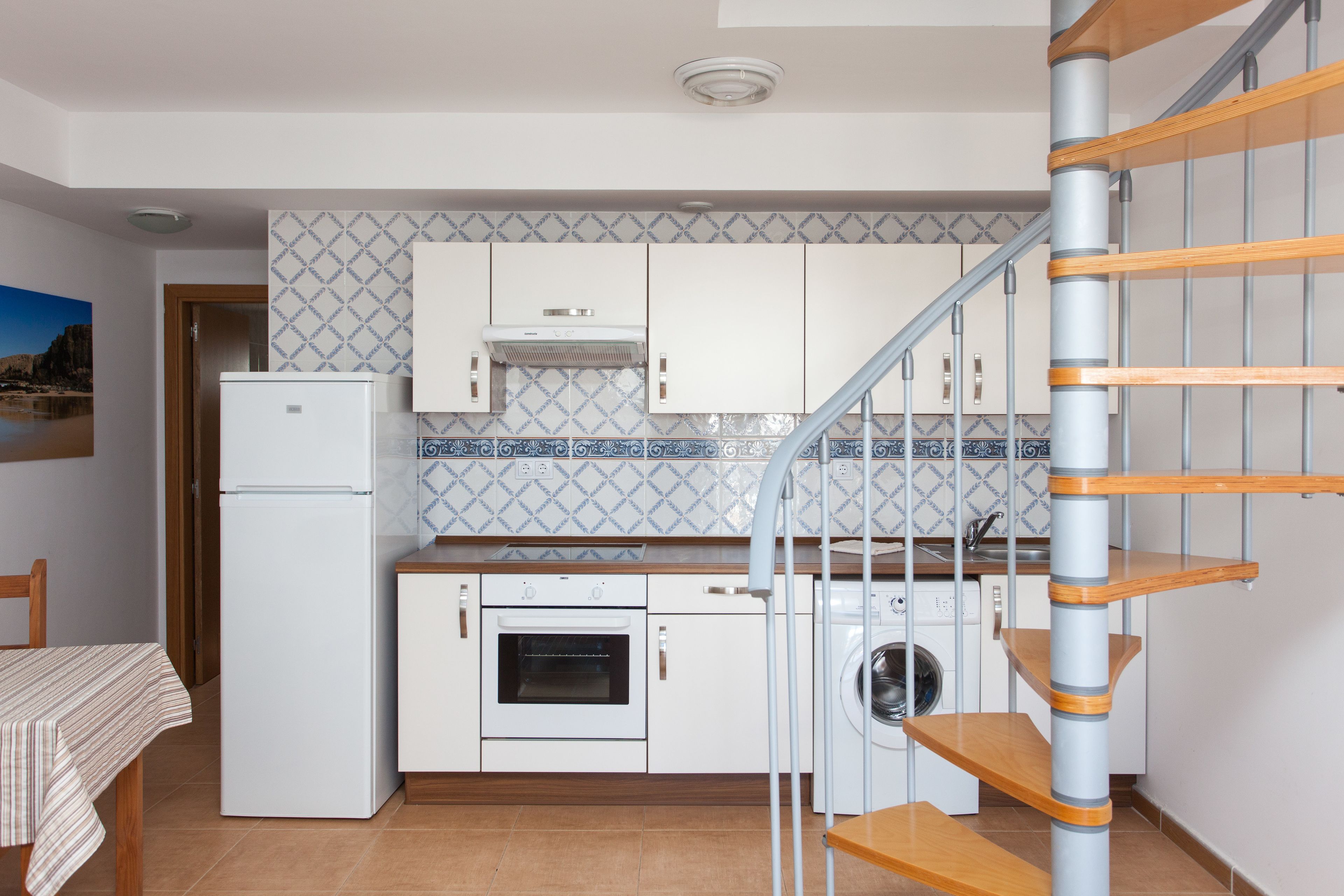 Full-sized fridge, microwave, oven, stovetop