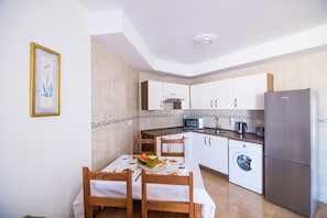 Full-sized fridge, microwave, oven, stovetop