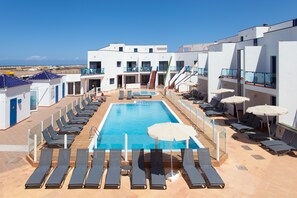 2 outdoor pools, open 10 AM to 6 PM, pool umbrellas, pool loungers - TAO El Cotillo (La Oliva)