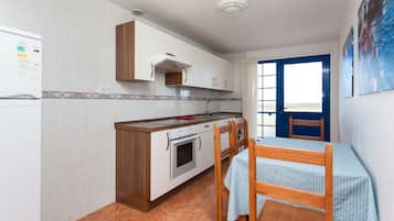 Full-sized fridge, microwave, oven, stovetop