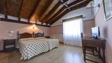 Habitació amb dos llits individuals | 1 dormitori, decoració individual, mobiliari individual i escriptori