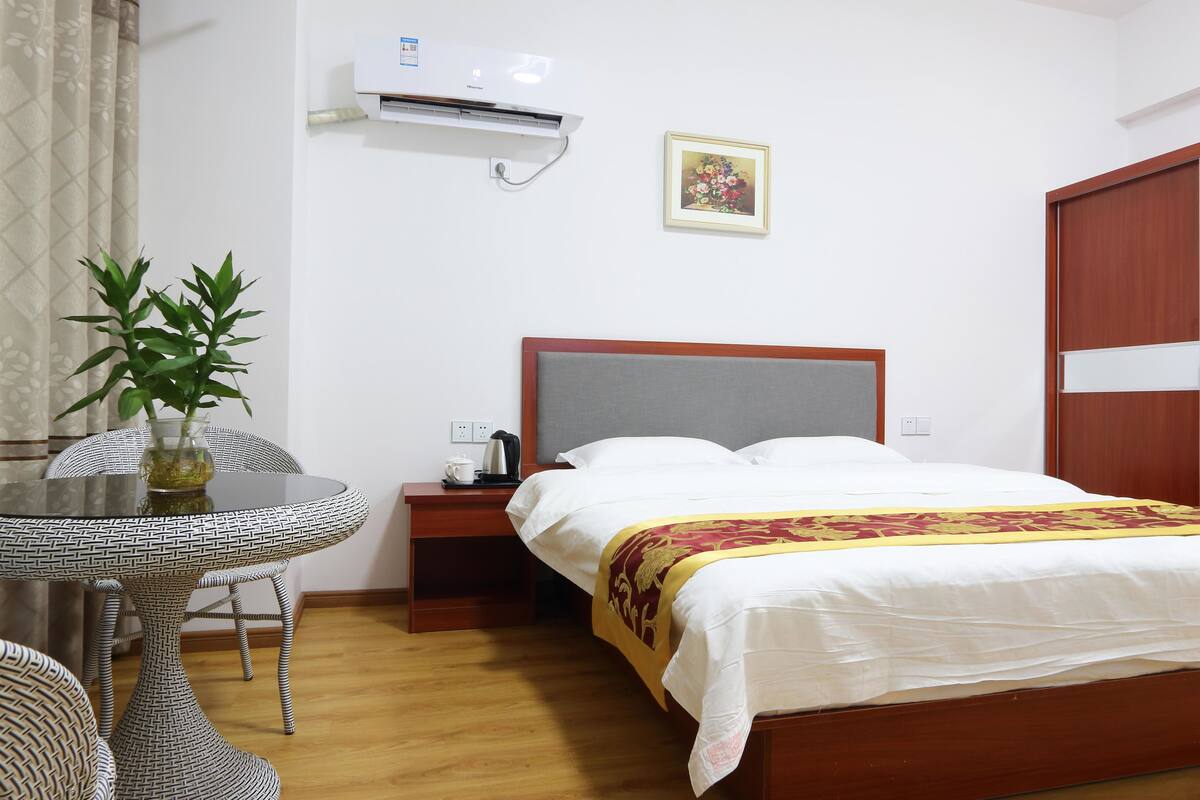 Schreibtisch, kostenloses WLAN