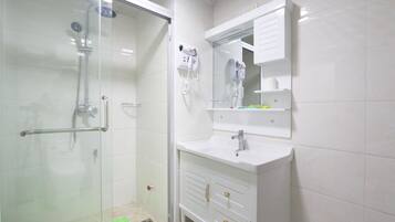 Dusche, Regendusche, kostenlose Toilettenartikel, Haartrockner