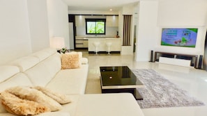 3 Bedrooms Villa | Living room