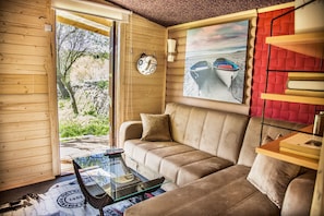 Casa sull'albero Design, bagno in camera (Ozzy House) | Area soggiorno | TV a schermo piatto