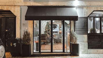 Vista frontal de la propiedad