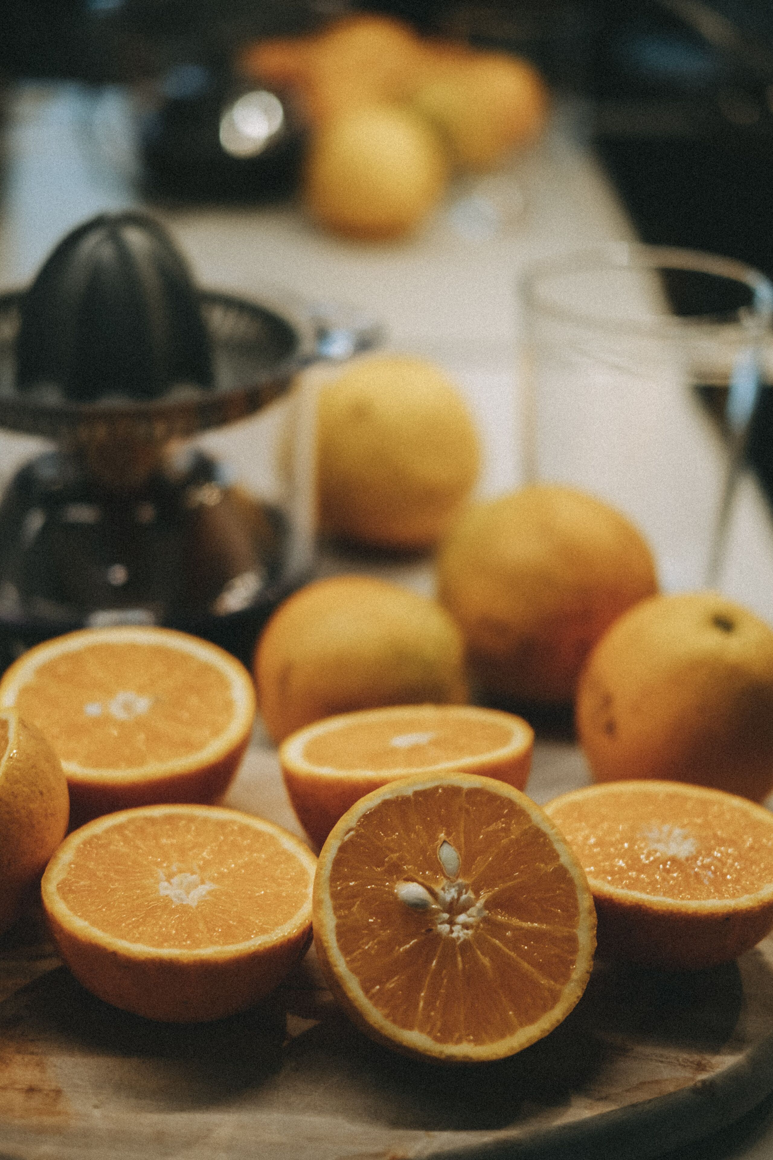 Uma bancada de cozinha com laranjas e um espremedor de suco.