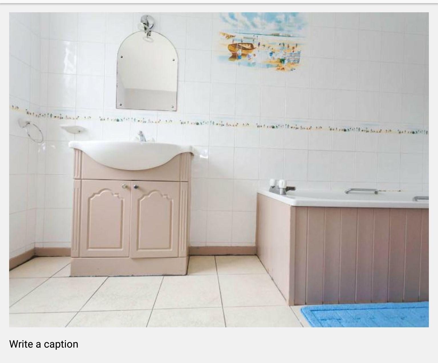 Ein Badezimmer mit Waschbecken, Spiegel und Badewanne.