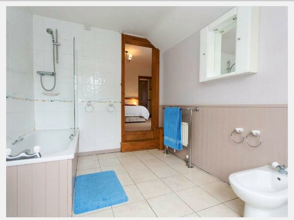 Cottage, 2 Bedrooms, Garden View | Bathroom | Separate tub and shower, free toiletries, hair dryer, slippers