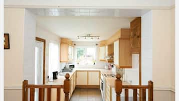 Cottage, 2 Bedrooms, Garden View | Private kitchen | Full-sized fridge, microwave, oven, stovetop