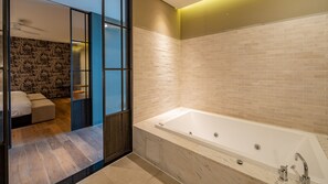 Habitación Deluxe con 2 camas individuales | Ropa de cama de alta calidad y escritorio