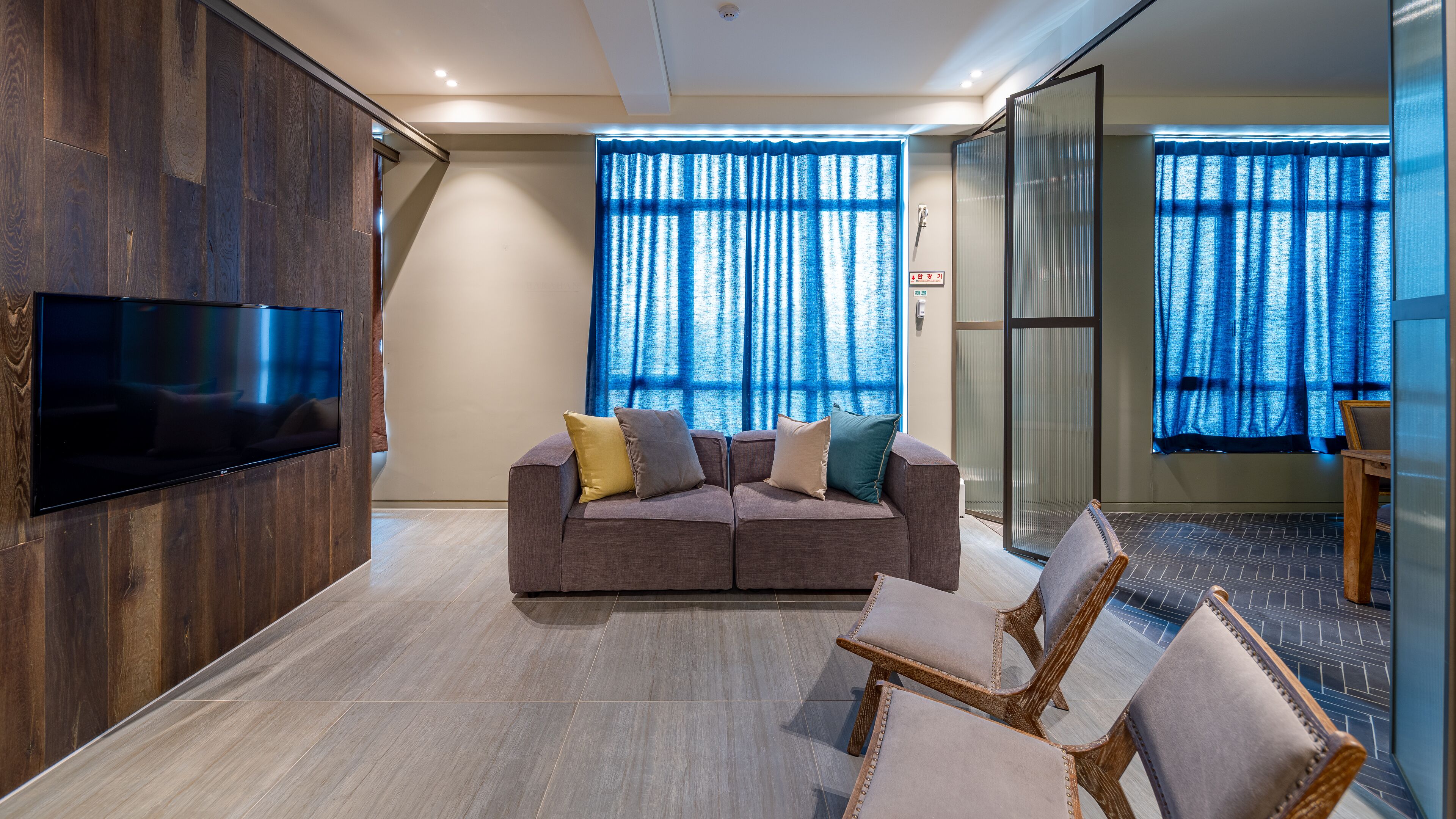 Suite superior | Ropa de cama de alta calidad y escritorio 