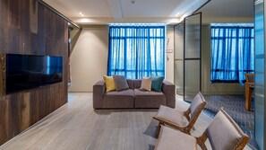 スーペリア スイート | 高級寝具、デスク、ノートパソコン用作業スペース、WiFi (無料)