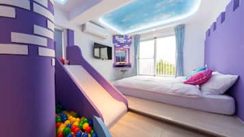 Family Room | Room amenity