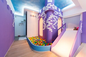 Family Room | Egyptian cotton sheets, down comforters, blackout drapes, soundproofing - Meet You NanWan B&B (Hengchun)