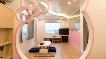 Quarto quádruplo superior | Sala de estar | TV de tela plana