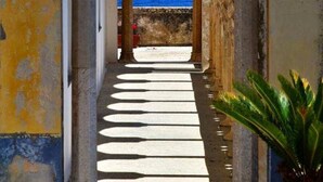 A corridor with arches leading to a view of the sea. - ZO.NE. Baroque B&B (Lecce)