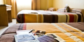 Caja fuerte, escritorio, cortinas opacas y sistema de insonorización