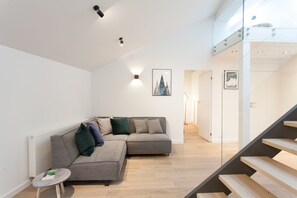 Luxury-Penthouse, 2 Schlafzimmer, Nichtraucher, 2 Bäder | Wohnbereich | 40-Zoll-Fernseher mit Kabelempfang