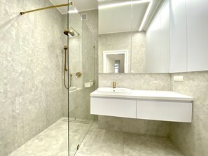 Appartamento Deluxe, 2 camere da letto, vista città | Bagno | Vasca, vasca da bagno a immersione totale, set di cortesia gratuito