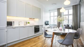 Luksushuoneisto, 1 makuuhuone, keittotila, kaupunkinäköala | Ruokailu omassa huoneessa