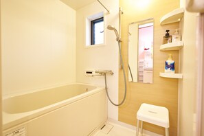 Hus | Badeværelse | Separat badekar og bruser, dybe badekar, gratis toiletartikler