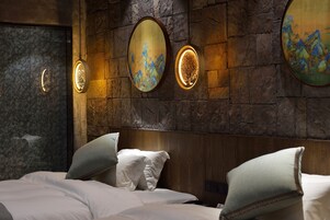 Escrivaninha, cortinas blackout, ferros/tábuas de passar roupa