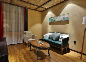 Signature Suite | Living room | Flat-screen TV