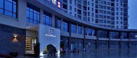 Overnatningsstedets facade – aften/nat