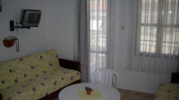 Apartamento, 1 quarto | Área de estar | TV LCD