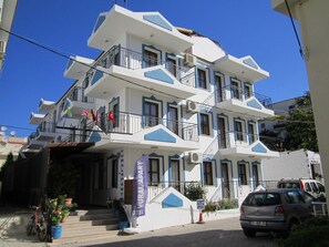 Front of property - Vural Apart Hotel (Cesme)