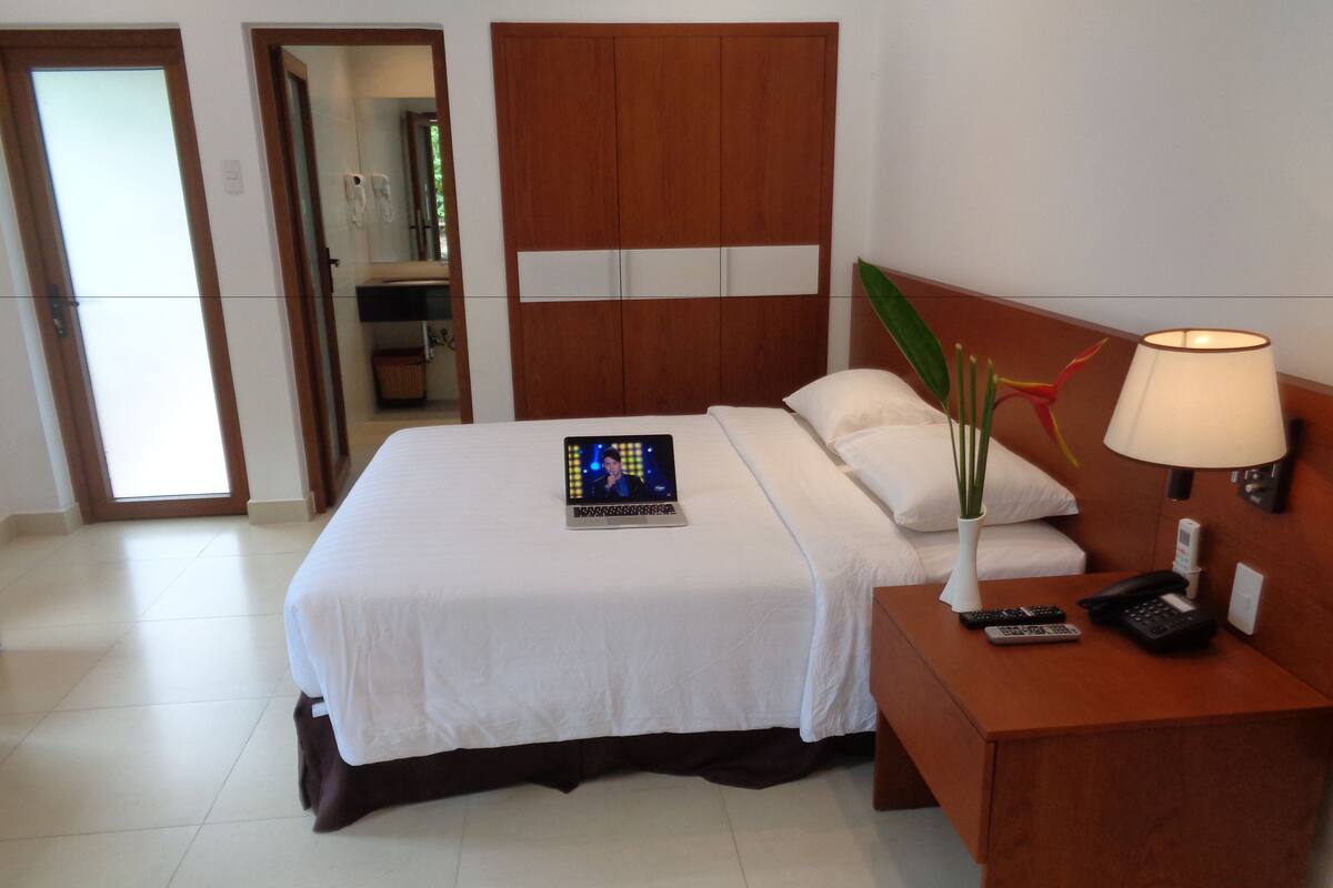 Habitación doble | Minibar, caja de seguridad en la habitación, escritorio y wifi gratis