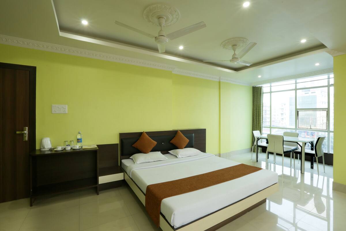 Premium bedding, desk, blackout drapes, soundproofing